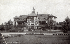 15761 Gezicht op de voorgevel van het hoofdgebouw van het Christelijk Sanatorium met omringende beplanting (Oude ...